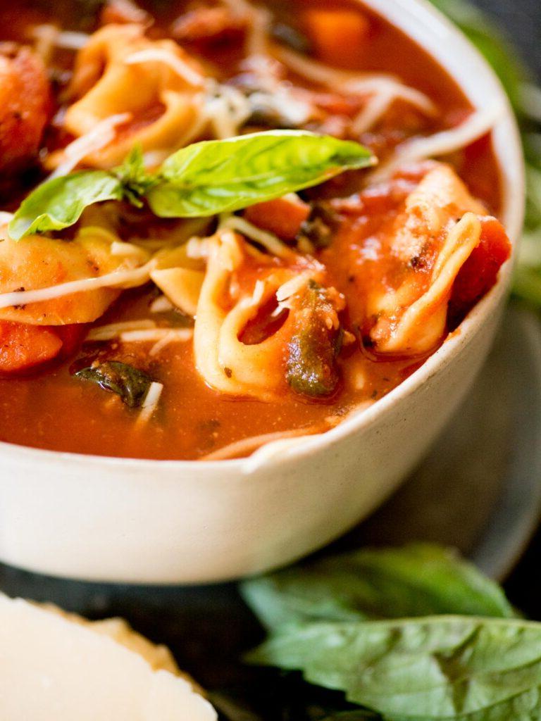 Tortellini al Pomodoro alla Fiorentina 4 Zuppa di spinaci e tortellini guarnita con parmigiano grattugiato e basilico fresco.