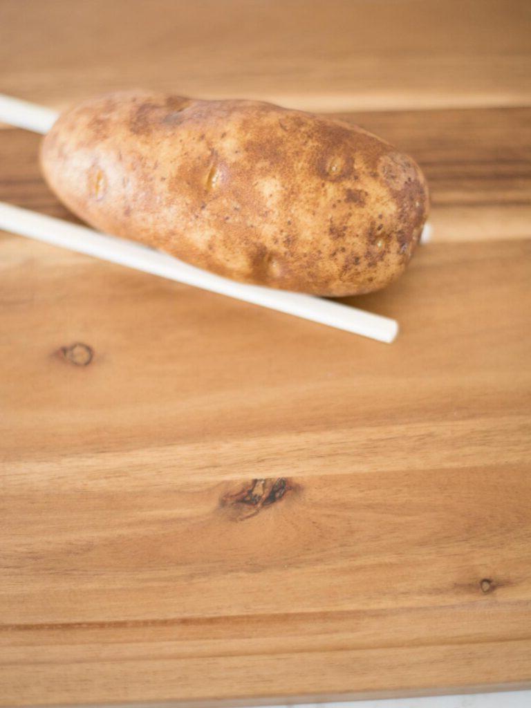 Patate Hasselback all'Aglio 4 patata russet su bacchette