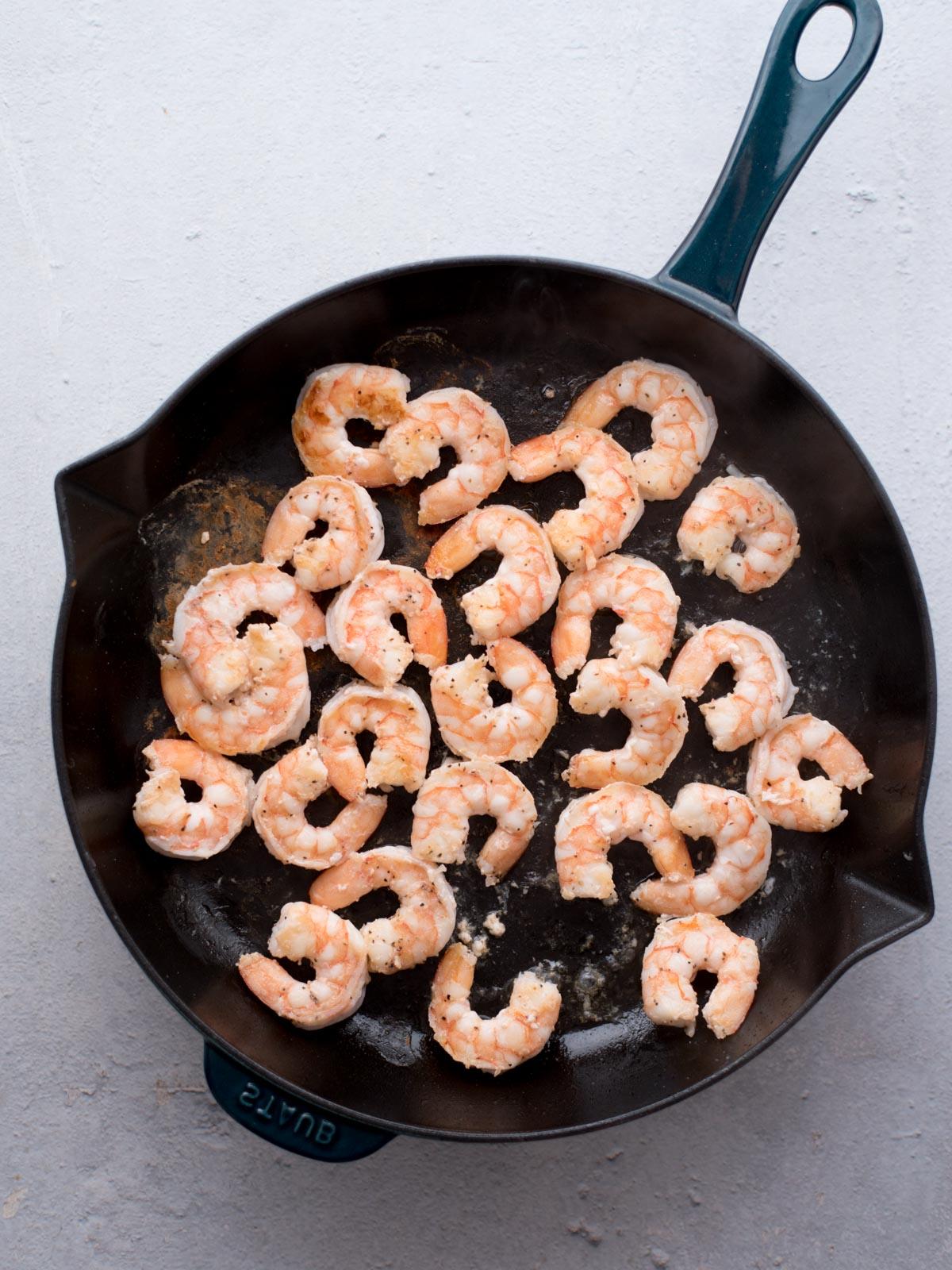 Riso fritto con gamberetti facile 5 Gamberi cotti in una padella