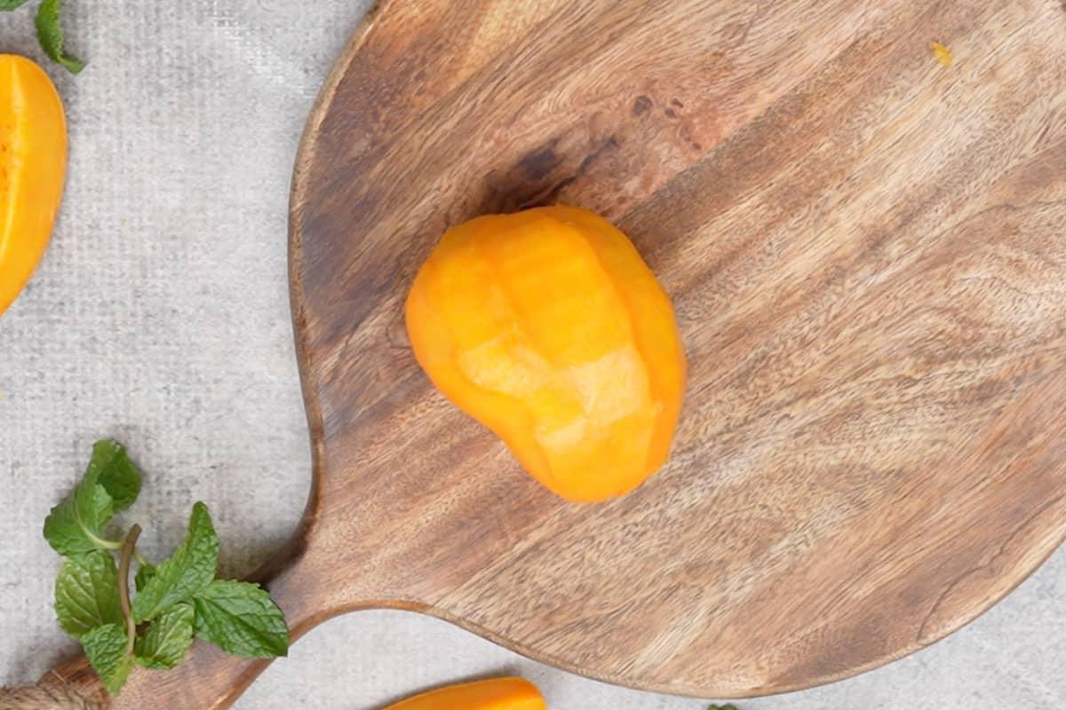 Aamras 5 Mango pelato pronto su un tagliere per essere tagliato a pezzi.