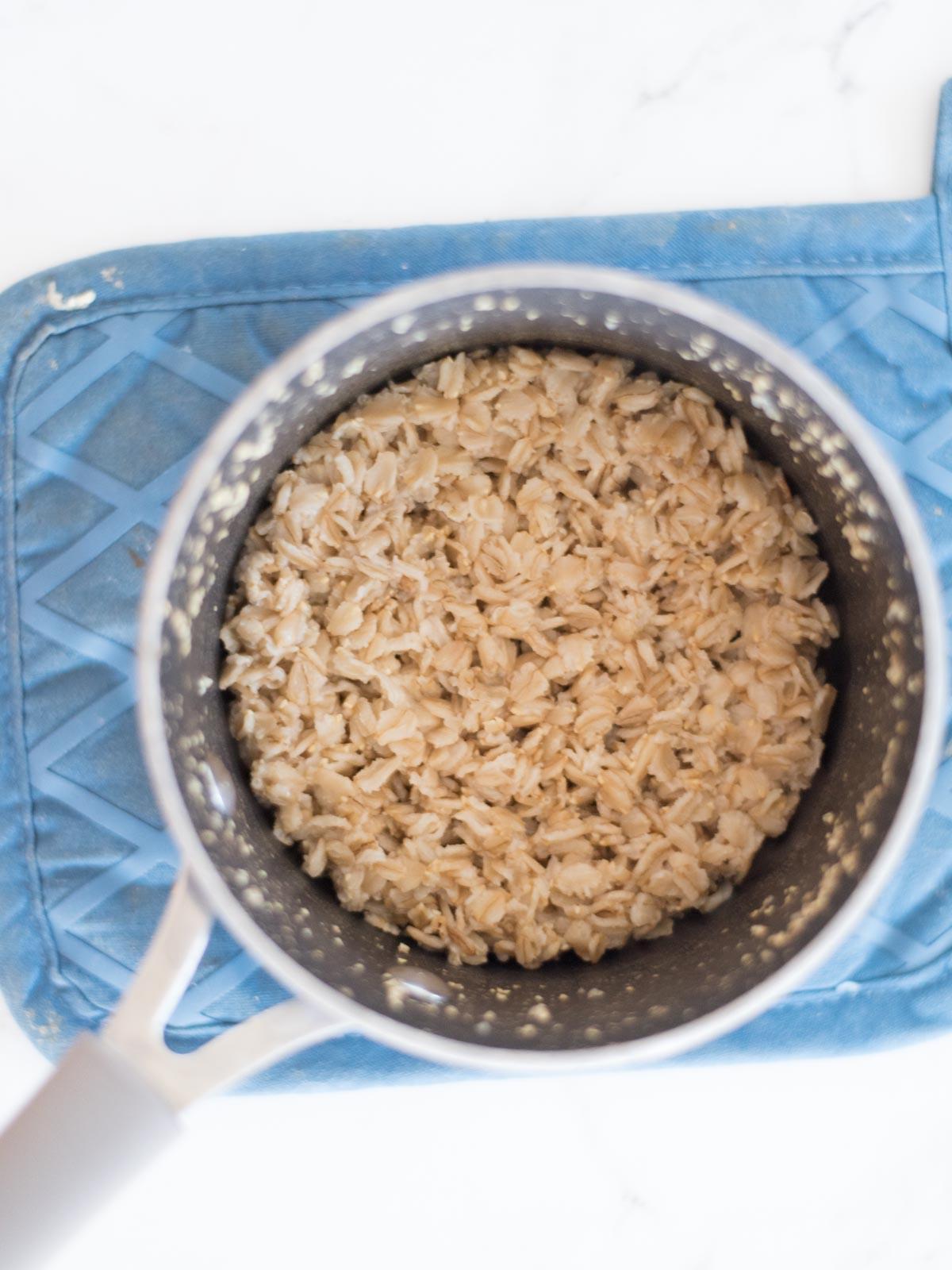 Ricetta di Porridge al Banana Bread 5 cooked oats in a saucepan