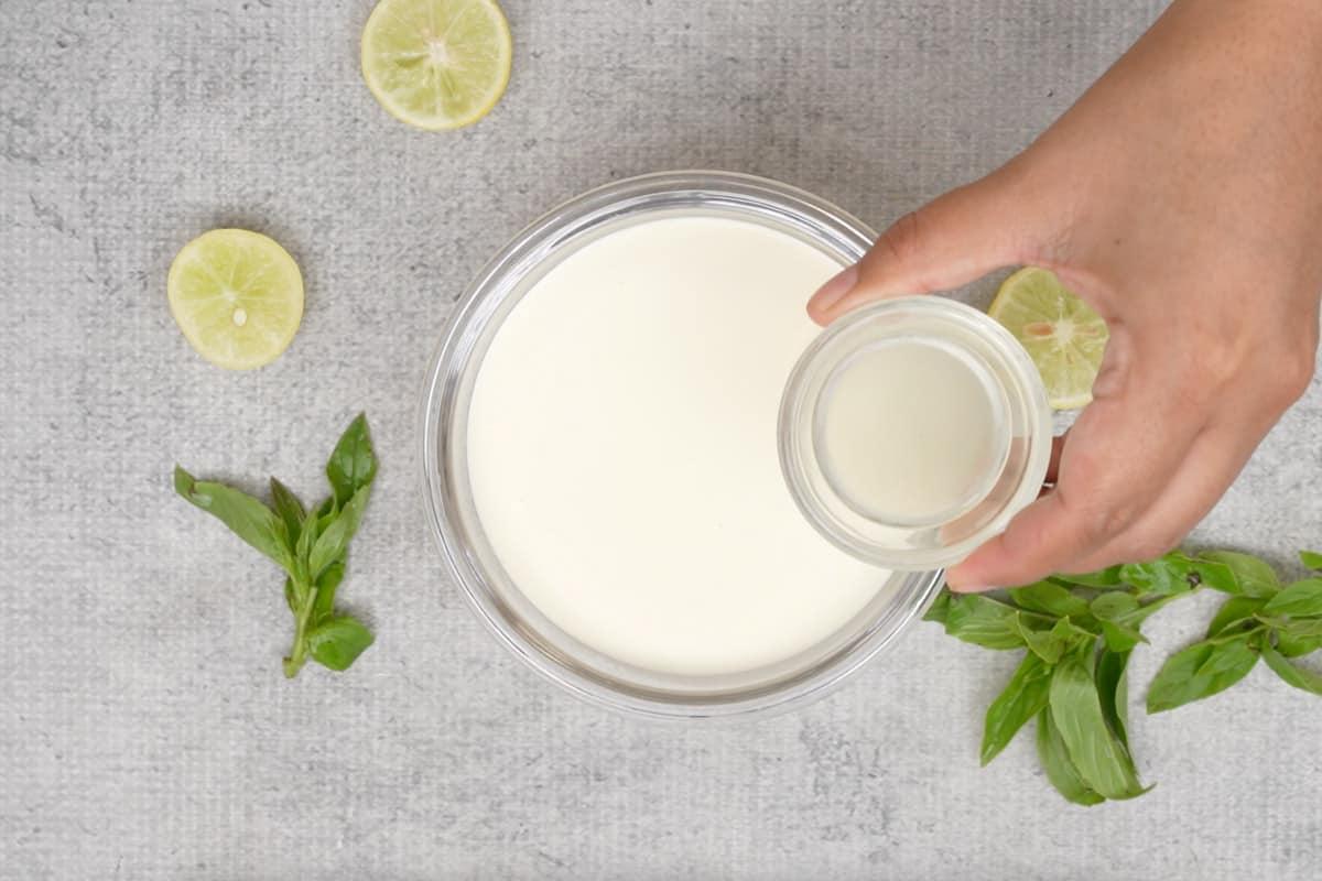 Aggiunta di succo di limone alla panna.