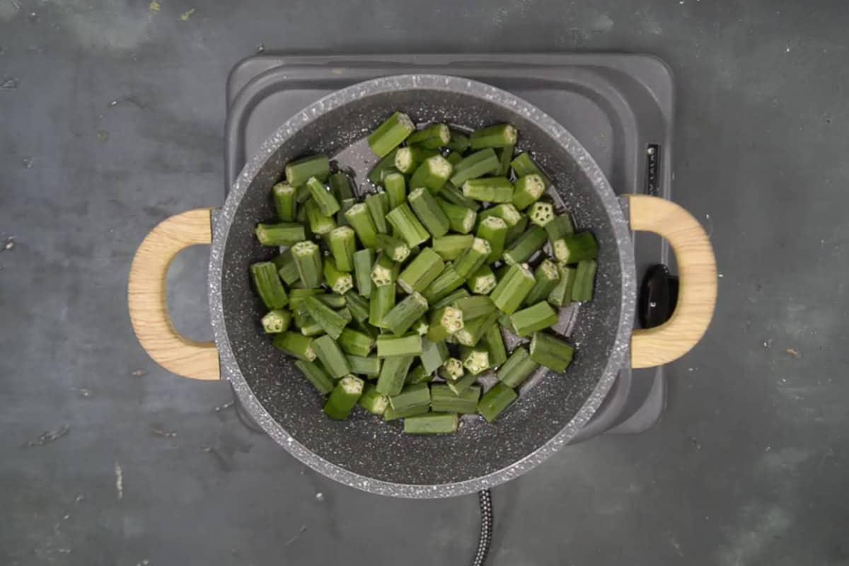 Gombo croccante alla farina di ceci 5 Bhindi aggiunta nella padella.