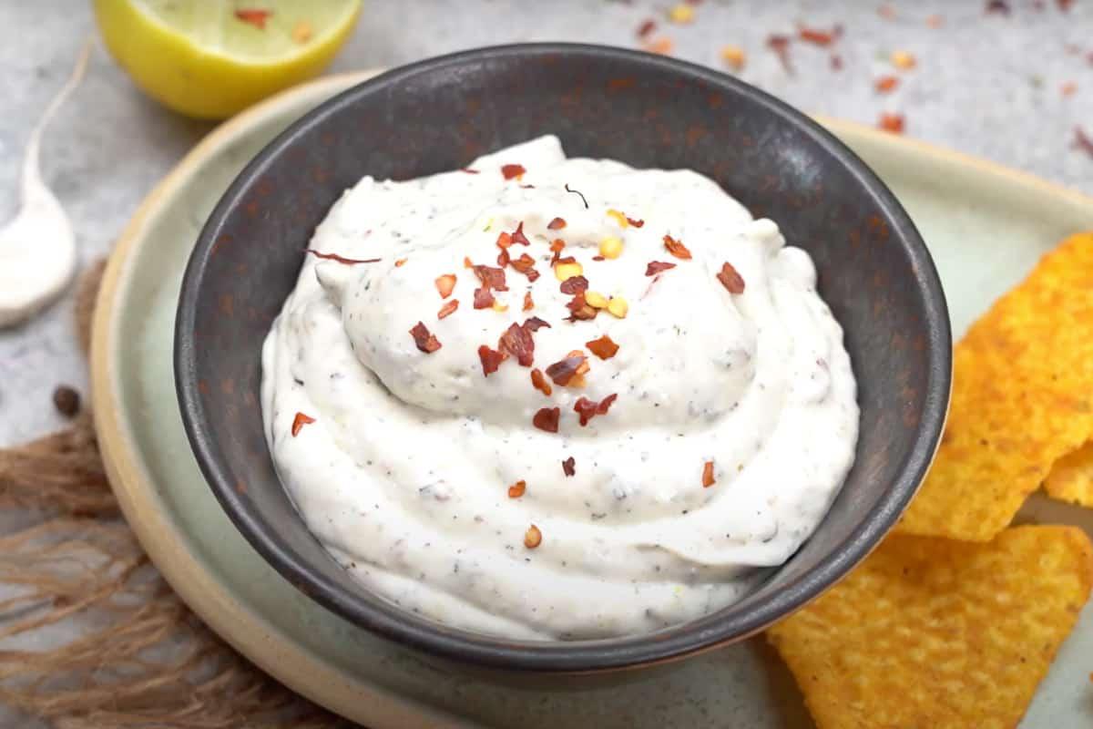 Salsa allo yogurt e maionese pronta, servita in una ciotola.