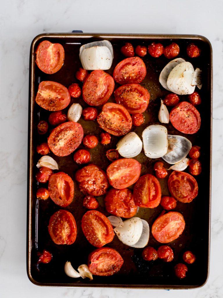 Zuppa Cremosa di Pomodori Arrostiti e Basilico 5 Pomodori, cipolla e aglio che sono stati arrostiti su una teglia con olio d'oliva, sale e pepe
