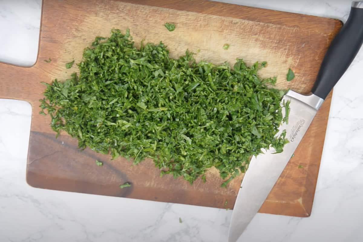 Foglie di methi tritate finemente e pronte per l'essiccazione.