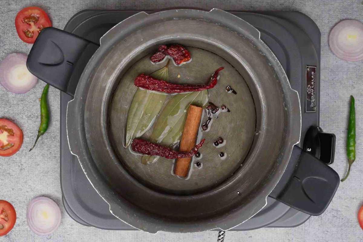 Curry di Pollo Disossato (Stile Indiano Settentrionale) 6 Spezie intere nell'olio caldo in una pentola a pressione.