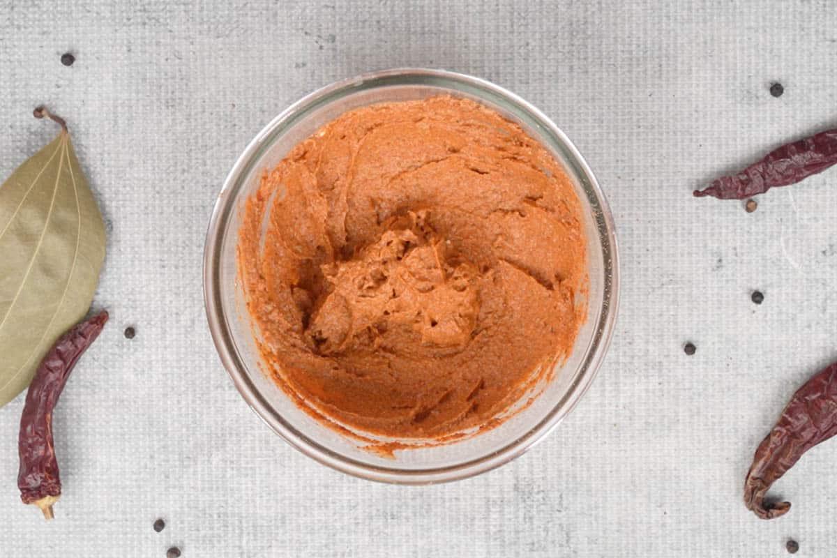 Rogan Josh di Montone 5 Yogurt e spezie mescolati bene per una pasta omogenea.