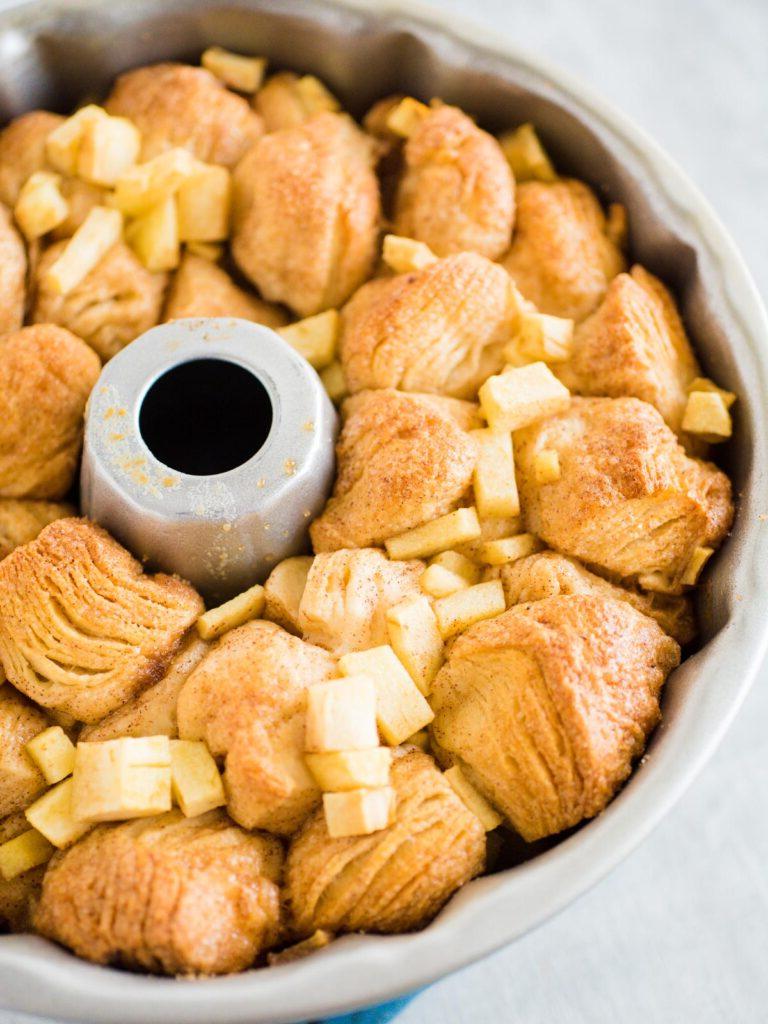 Pane delle Scimmie alla Mela e Cannella con Biscotti Grands 5 cooked apple cinnamon monkey bread in a Bundt pan
