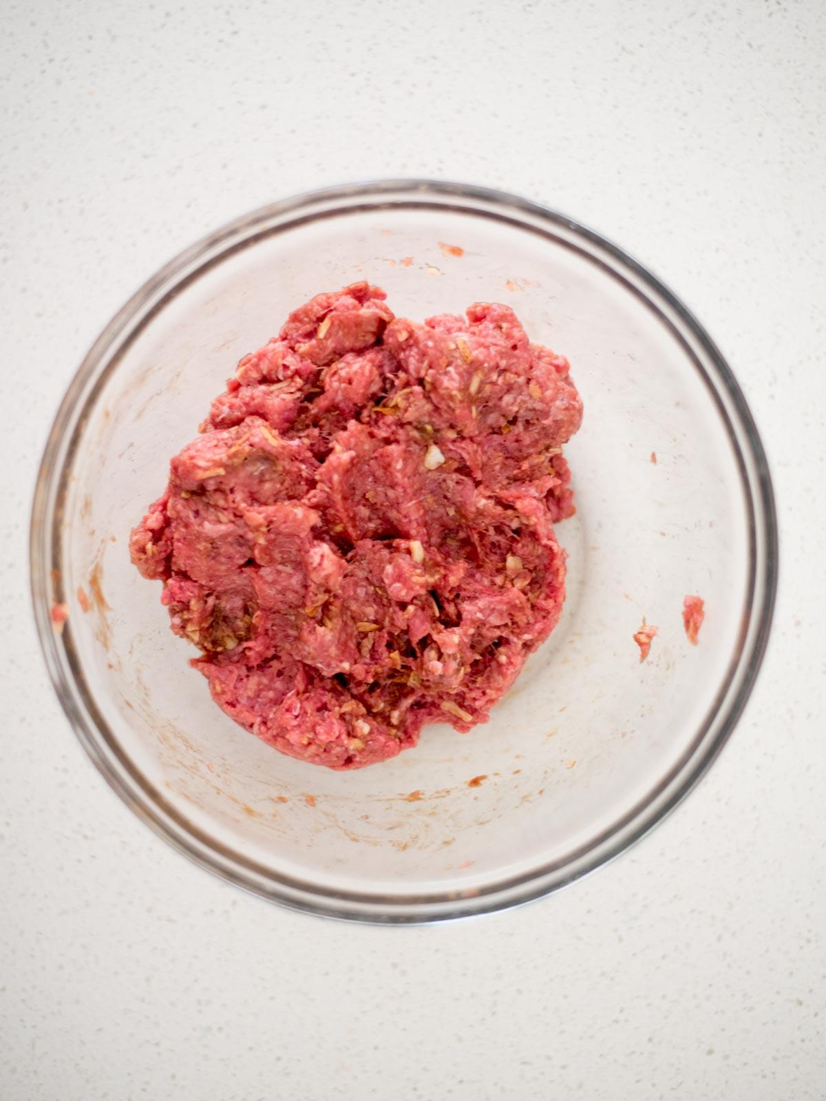 Ingredienti per polpette mescolati insieme in una ciotola