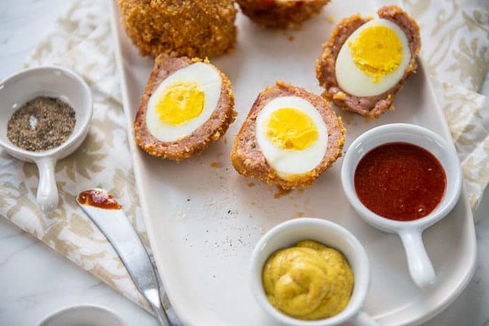 Ricetta Uova alla Scozzese Keto Low Carb @EatBetterRecipes Colazione keto su un piatto con salsa piccante