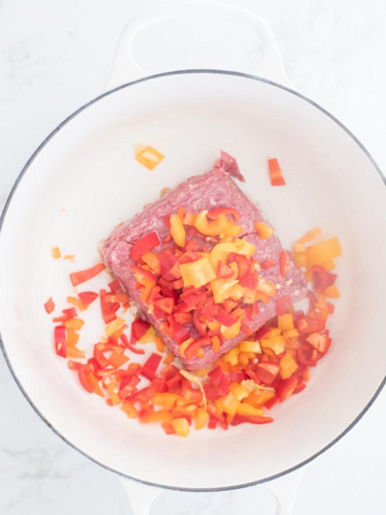 Chili di Carne Macinata e Zucca 5 peperoni aggiunti alla carne macinata in una casseruola olandese