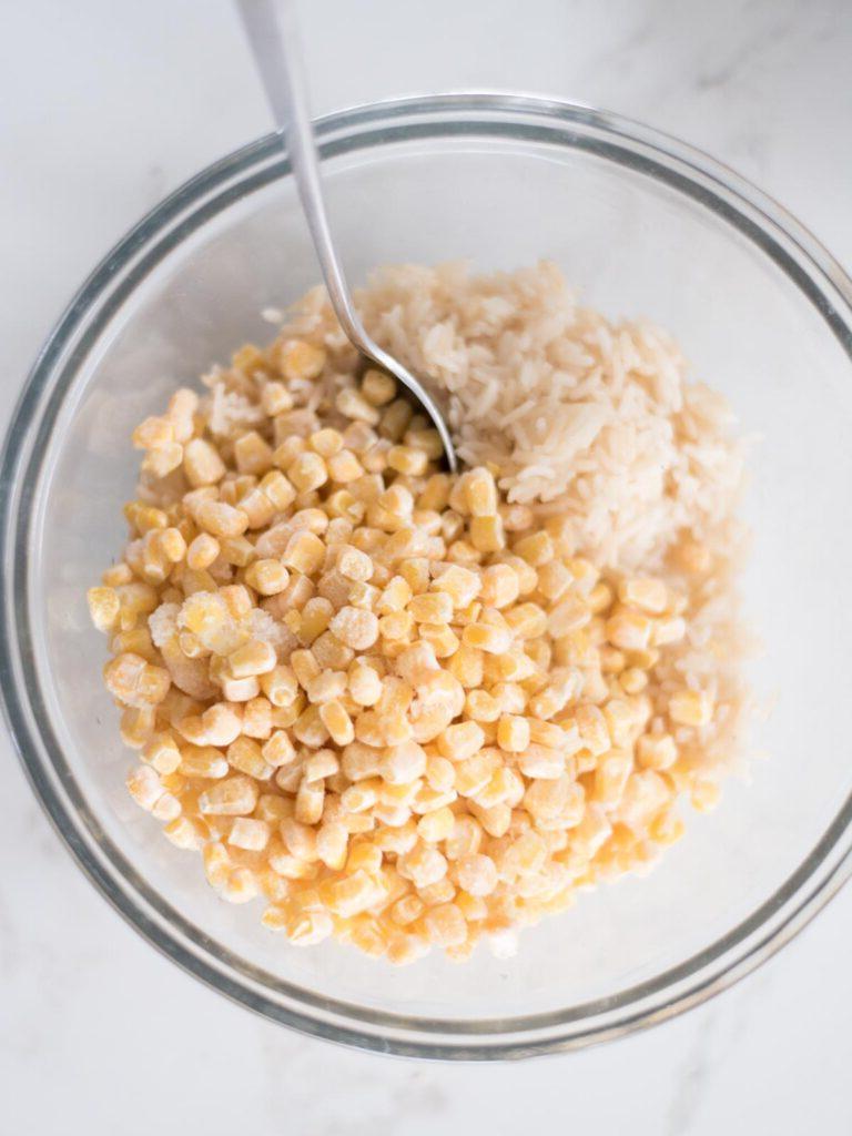 Sformato di Pollo Tex-Mex, Fagioli Neri e Riso 5 Ciotola grande con riso bianco e mais giallo miscelati, ingredienti base per la teglia Tex-Mex.