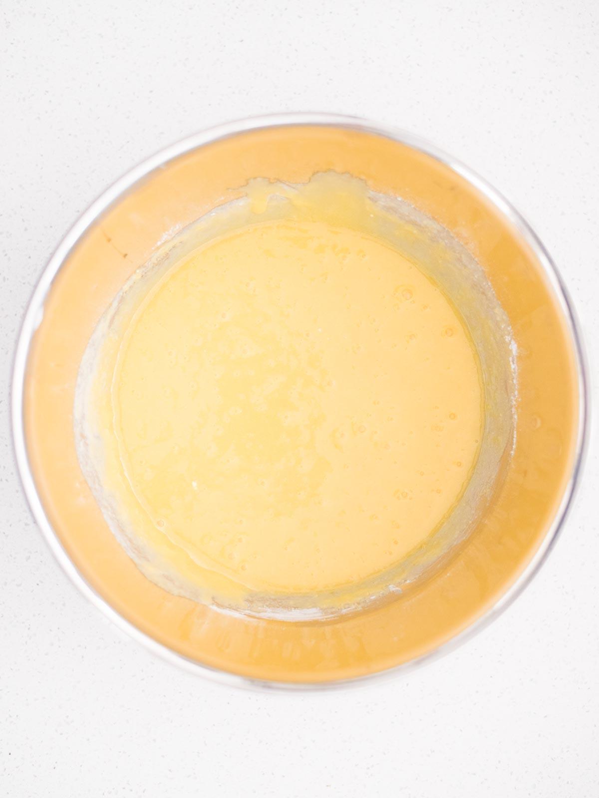 Gelato alle Ciliegie Fatto in Casa 5 Base di crema per gelato alle ciliegie nere in una ciotola