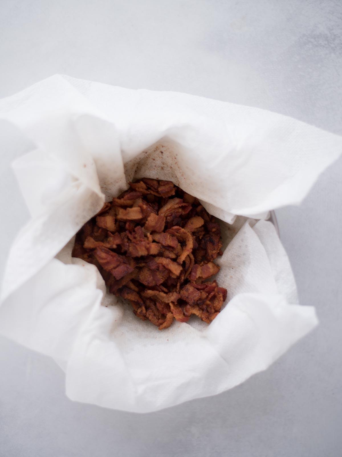 Fagiolini Irresistibili 5 Pancetta cotta scolata su carta assorbente