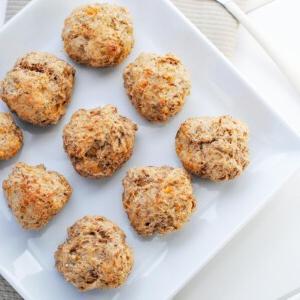 **Ricetta di Polpette di Salsiccia con Bisquick** 5 polpette di salsiccia leggere su un piatto bianco