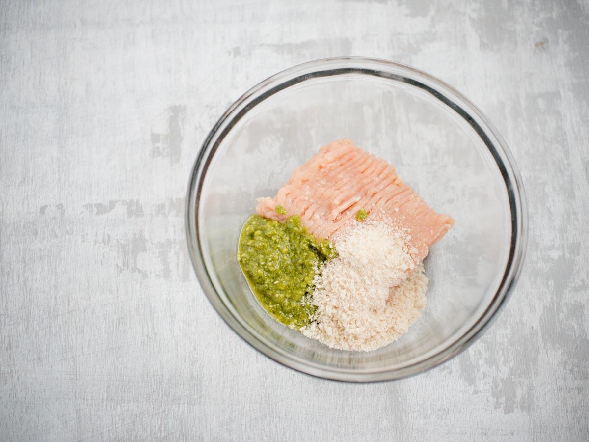 Polpette di Pollo al Pesto 5 ingredienti in ciotola di vetro