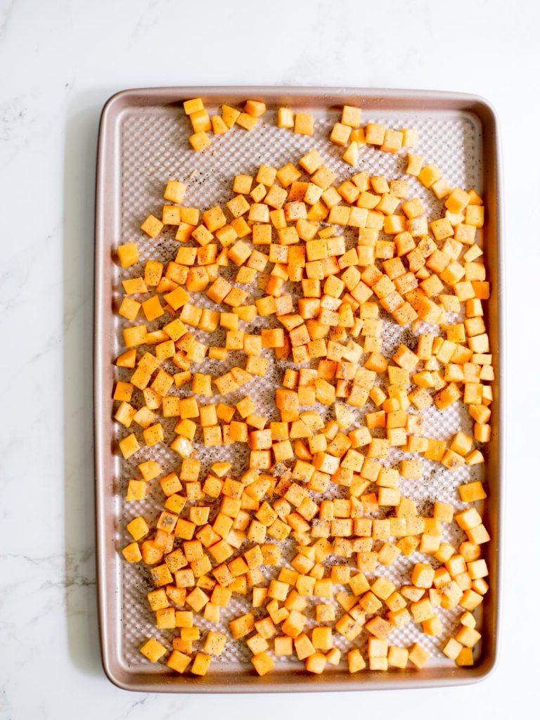 Insalata Autunnale con Vinaigrette Balsamica 5 Zucca Delica su una teglia da forno