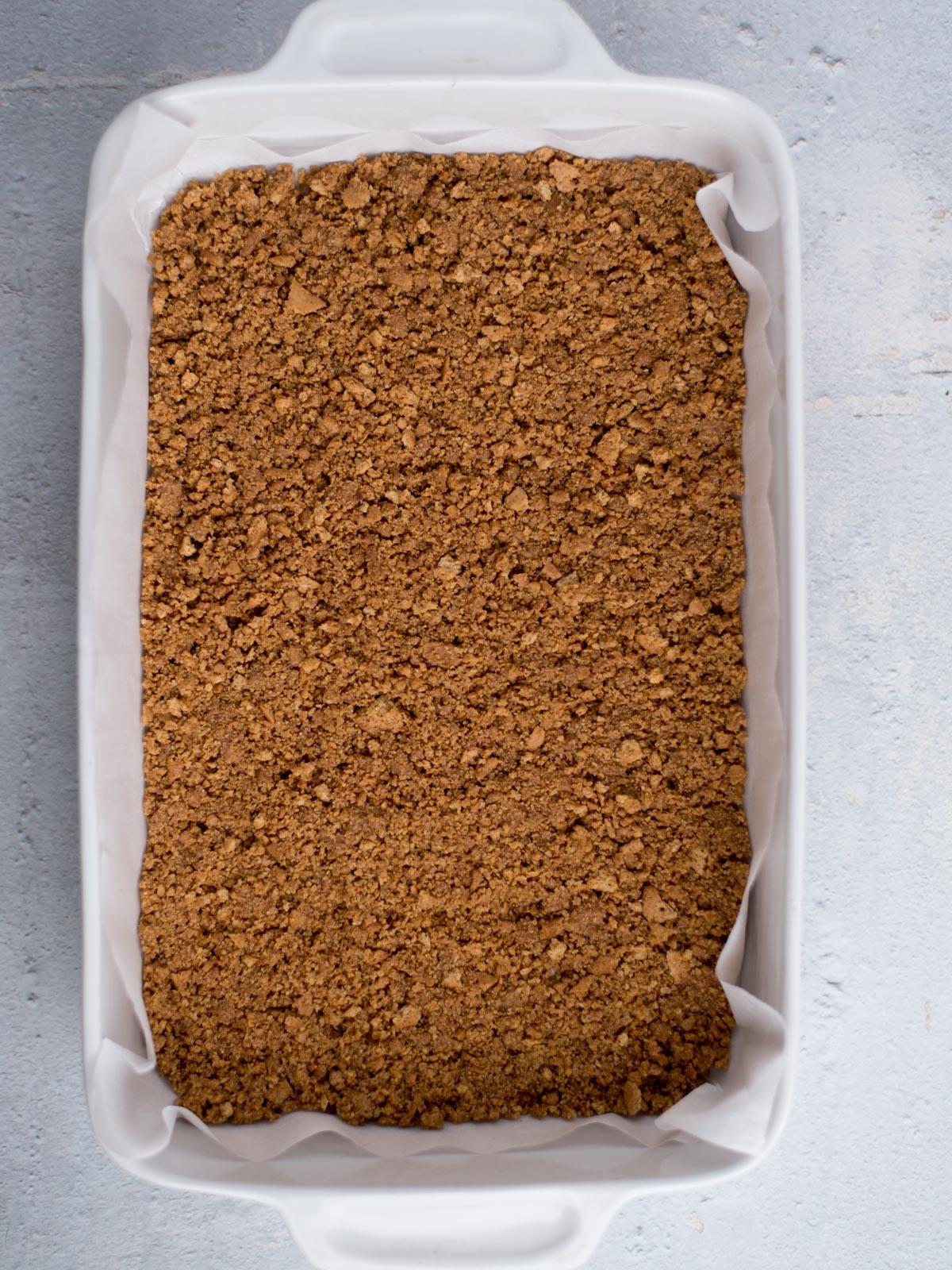 Come preparare i Quadrotti di Cheesecake alla Zucca 5 Base di biscotti Graham cotta in una teglia 9x13