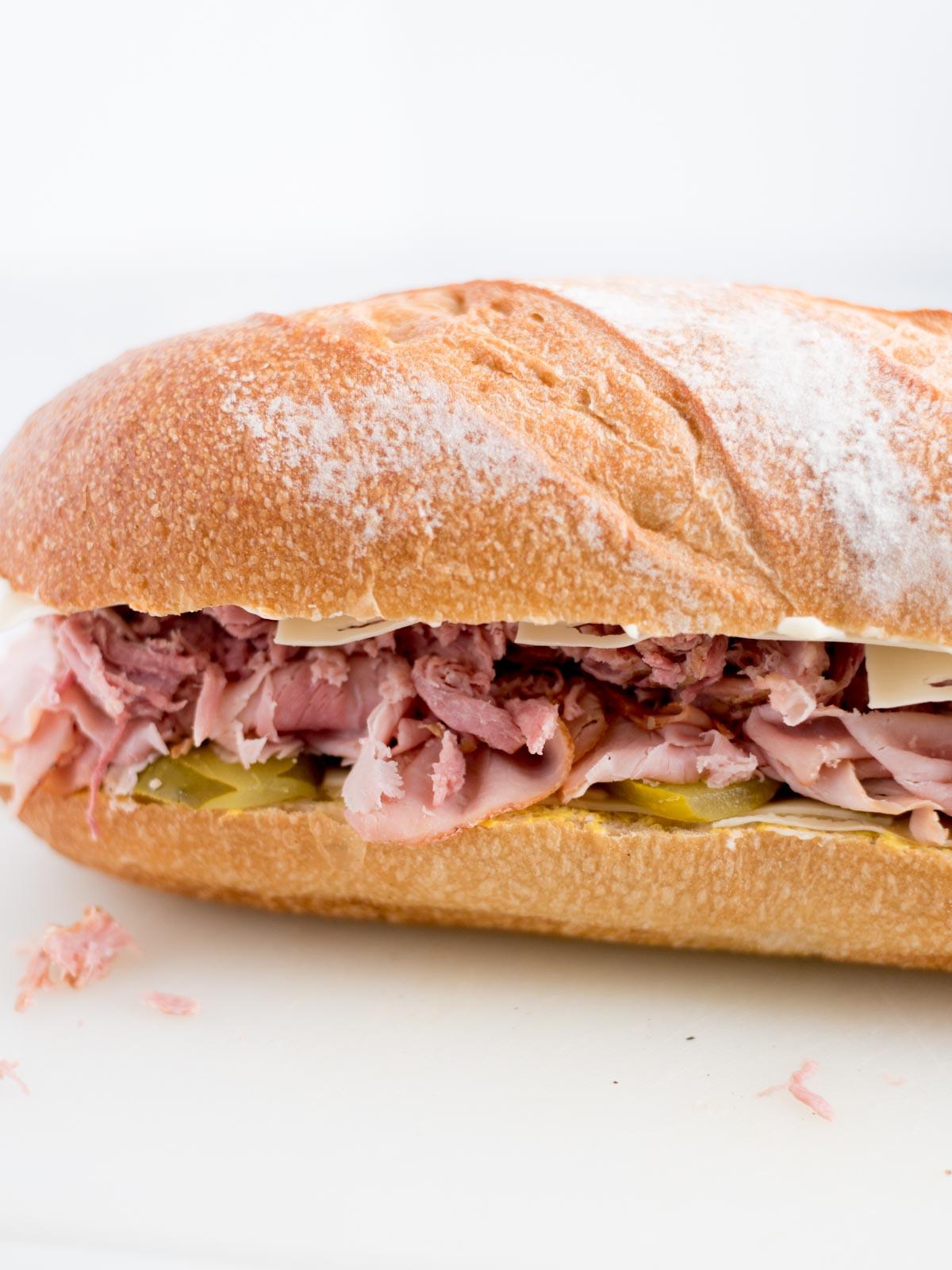 Ricetta Facile del Sandwich Cubano 5 Panino cubano assemblato prima della tostatura