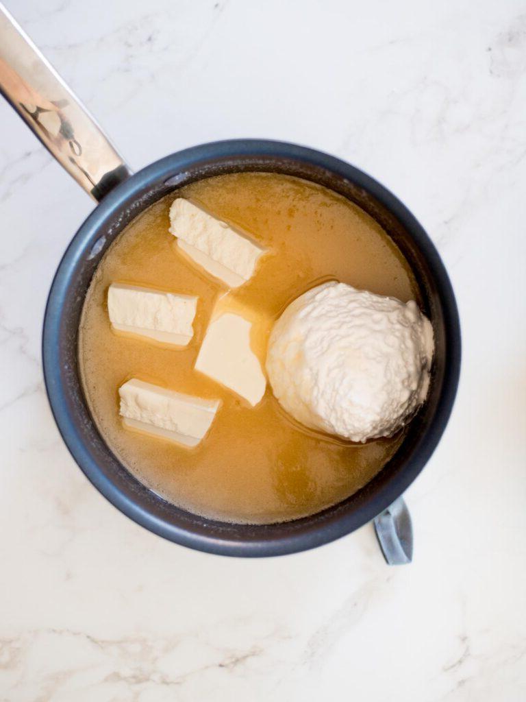 Ricetta Fudge alla Vaniglia – Liscio, Cremoso, Fatto in Casa 5 Crema di marshmallow e almond bark aggiunti a burro, zucchero e latte evaporato per il fudge alla vaniglia