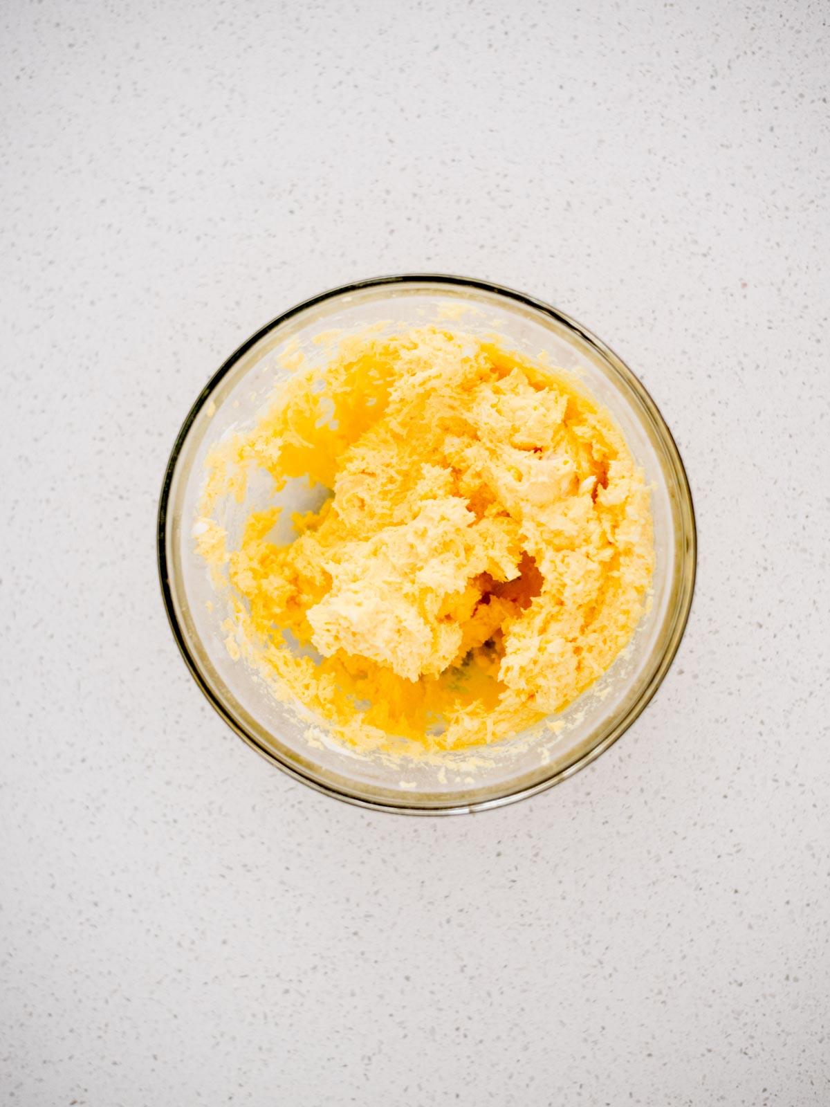 Crema allo Yogurt e Formaggio Spalmabile per Frutta 5 Crema dip allo yogurt per frutta mescolata e pronta in una ciotola