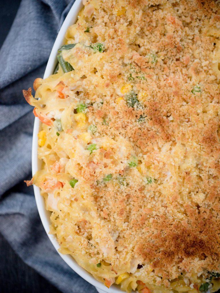 Pasticcio di Pollo al Forno con Pasta all'Uovo 5 Sformato di pollo e pasta in teglia da forno bianca