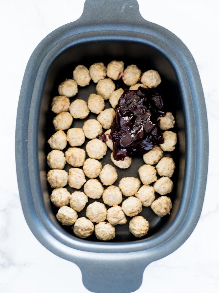 Polpette a Cottura Lenta con Gelatina d'Uva e Salsa Chili 5 Marmellata d'uva sulle polpette nello slow cooker