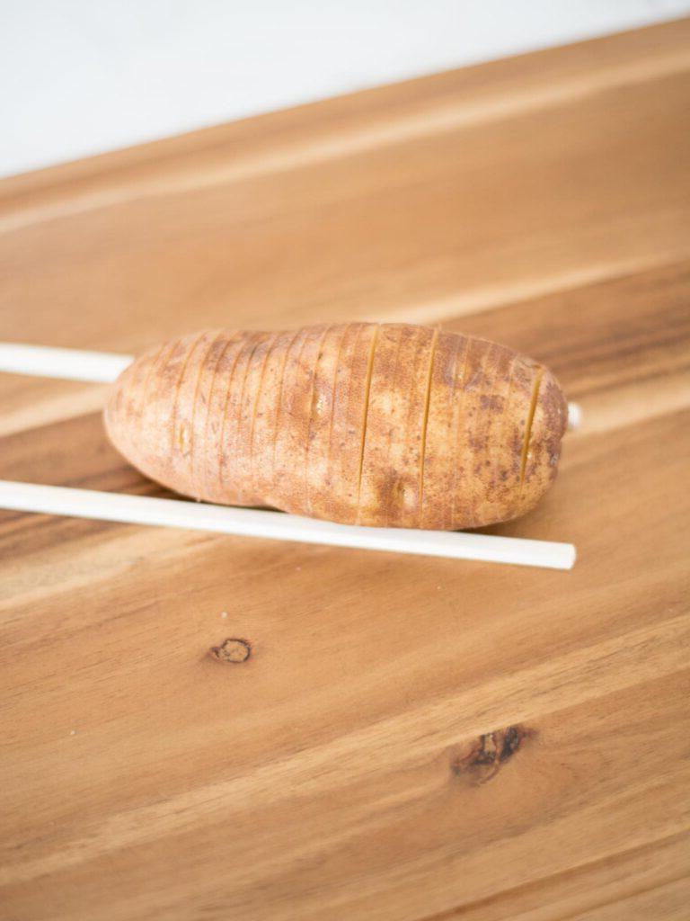 Patate Hasselback all'Aglio 5 patata hasselback affettata su bacchette