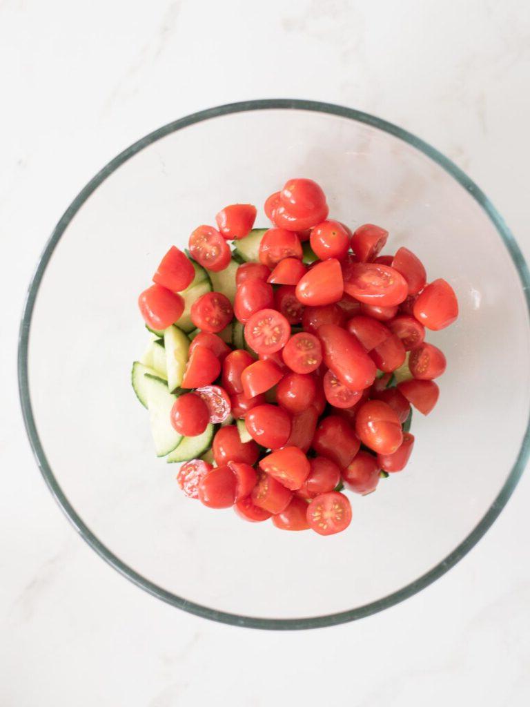 Insalata di Tortellini Fredda Greca 5 pomodori aggiunti alla ciotola di miscelazione