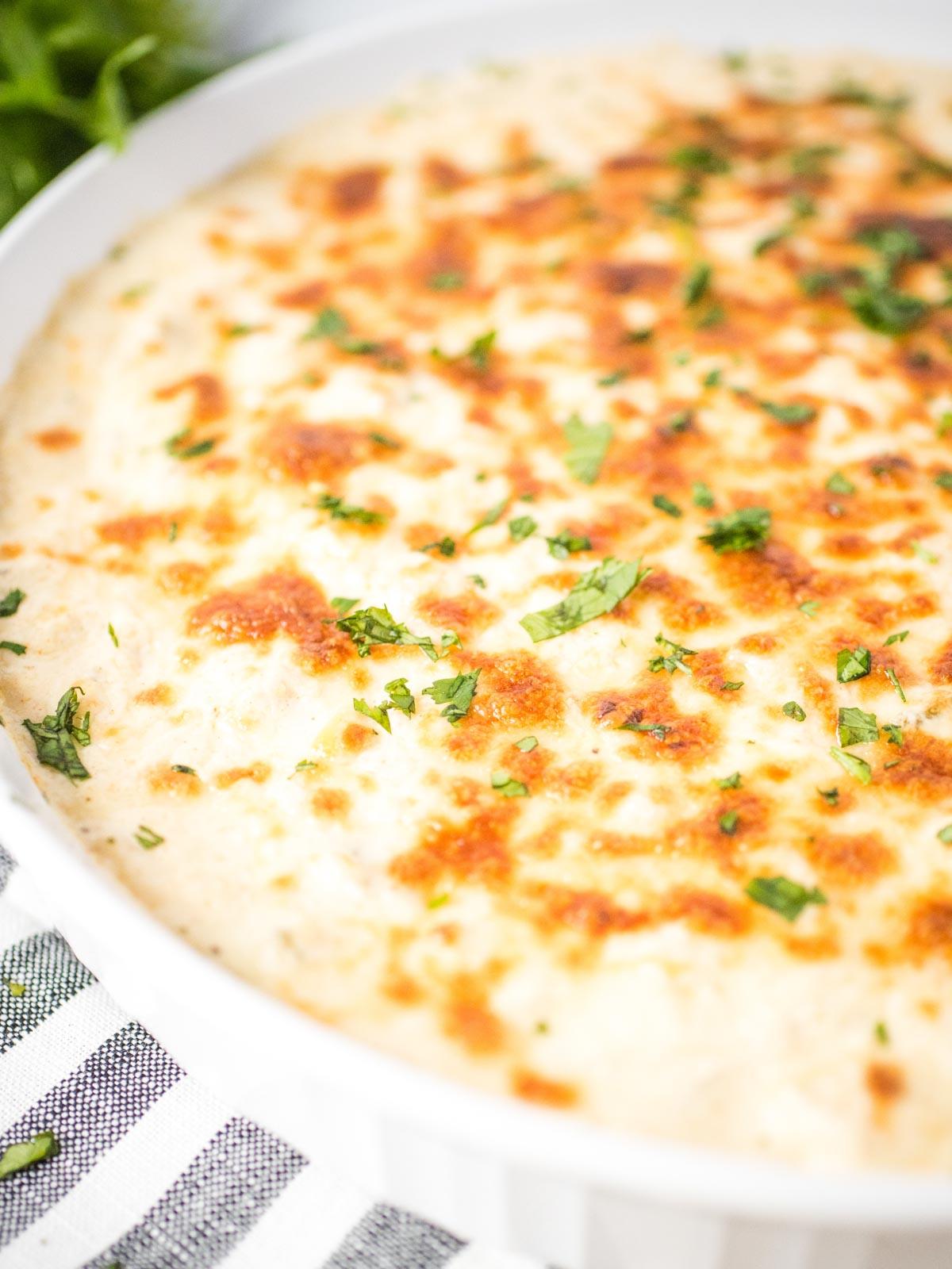 Salsa di Formaggio al Peperoncino Verde con Formaggio Cremoso 5 Salsa Queso Blanco al peperoncino verde in una pirofila bianca