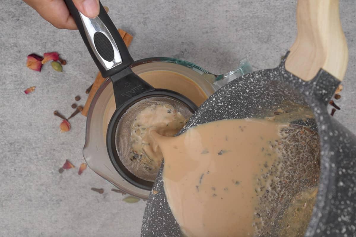 Tandoori Chai (Kulhad Chai) 6 Filtrare il tè.