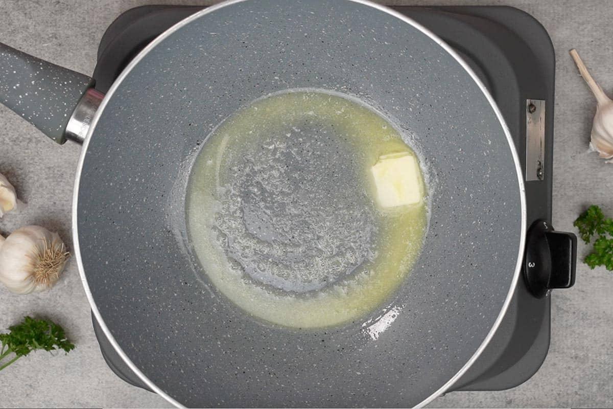 Salsa al Limone, Aglio e Burro 6 Cubetto di burro da 1 pollice aggiunto a una padella.