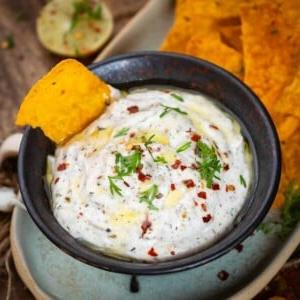 Questa Salsa allo Yogurt e Maionese si prepara in meno di 10 minuti di tempo attivo ed è un ottimo antipasto per feste. Servitela con bastoncini di verdure, patatine o nachos (vegetariana, senza glutine).