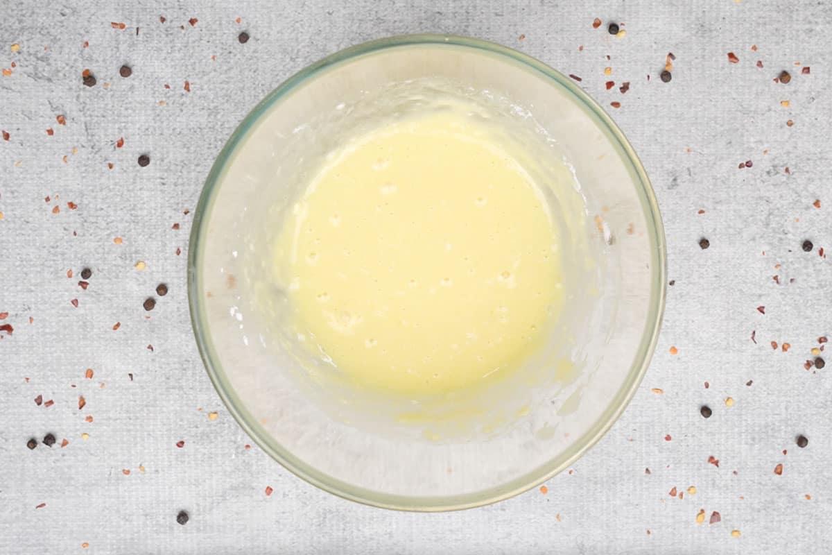 Mischia per ottenere una pastella liscia.