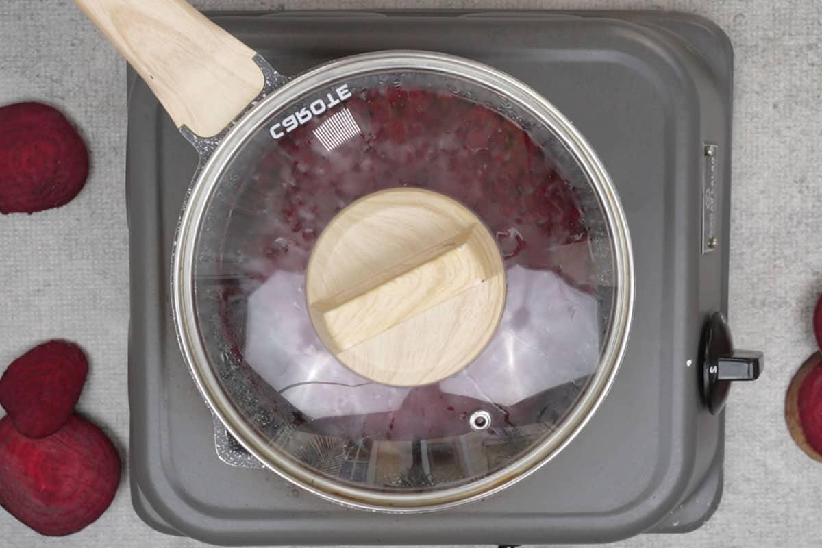 Poori alla Barbabietola 6 Pentola coperta con un coperchio.