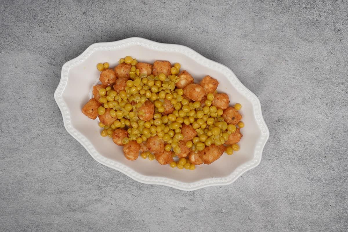 Tater tots guarniti con ragda.