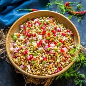 Insalata di Germogli 6 L'Insalata di Germogli è un'insalata indiana salutare dove germogli croccanti vengono mescolati con altri ingredienti freschi e insaporiti con succo di limone e chaat masala. Ecco come prepararla.