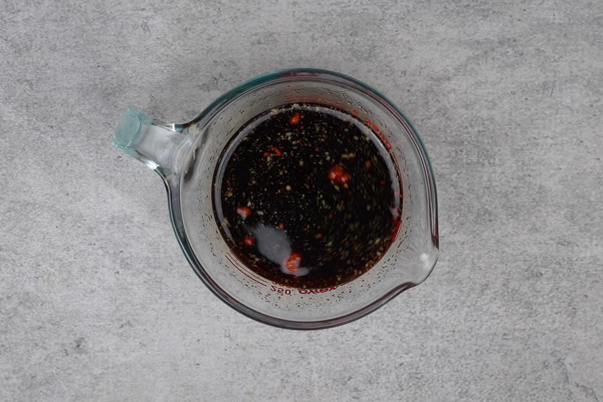Instant Pot Pad Thai Vegetariano 6 Ingredienti della salsa mescolati in un misurino.