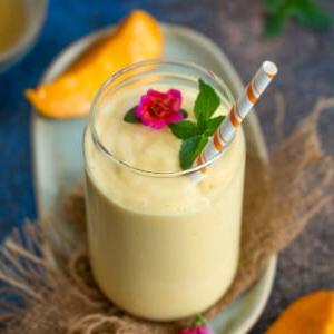 Frullato di Mango e Banana 6 Stai cercando una colazione veloce e sana per iniziare la giornata? Allora prova questo Smoothie Mango e Banana denso e cremoso, pronto in meno di 10 minuti (vegetariano, senza glutine e può essere reso vegano).