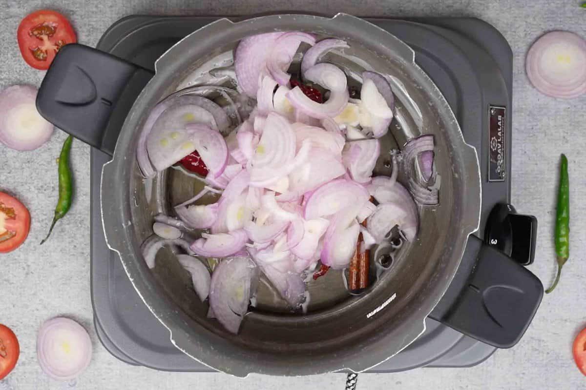 Curry di Pollo Disossato (Stile Indiano Settentrionale) 7 Cipolle che si dorano in pentola a pressione.