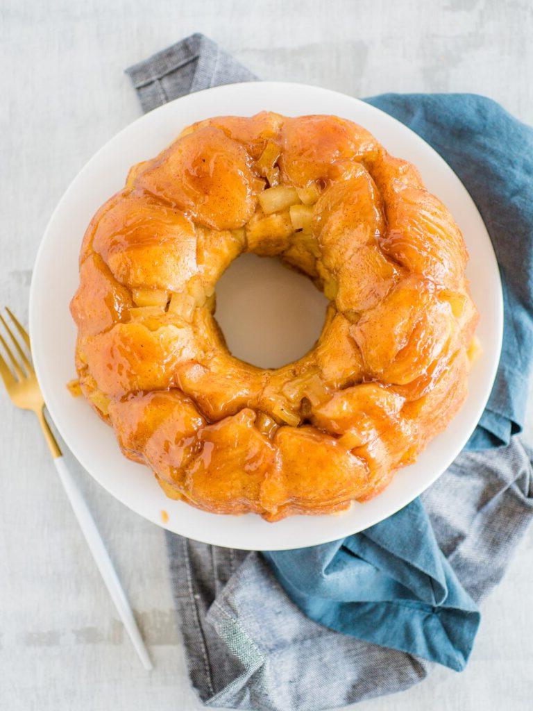 Pane delle Scimmie alla Mela e Cannella con Biscotti Grands 6 apple cinnamon monkey bread on a white plate