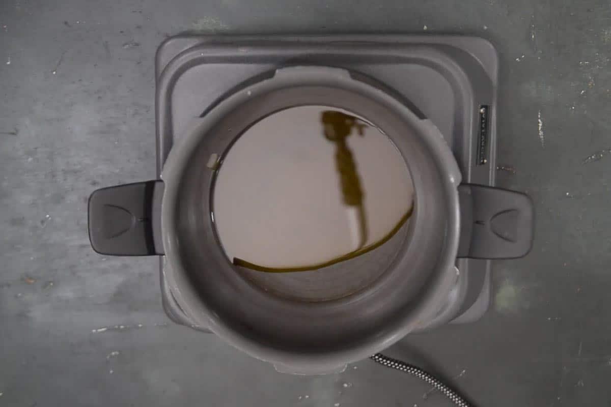 Curry di Ceci Neri 6 Olio che si scalda in una pentola a pressione.