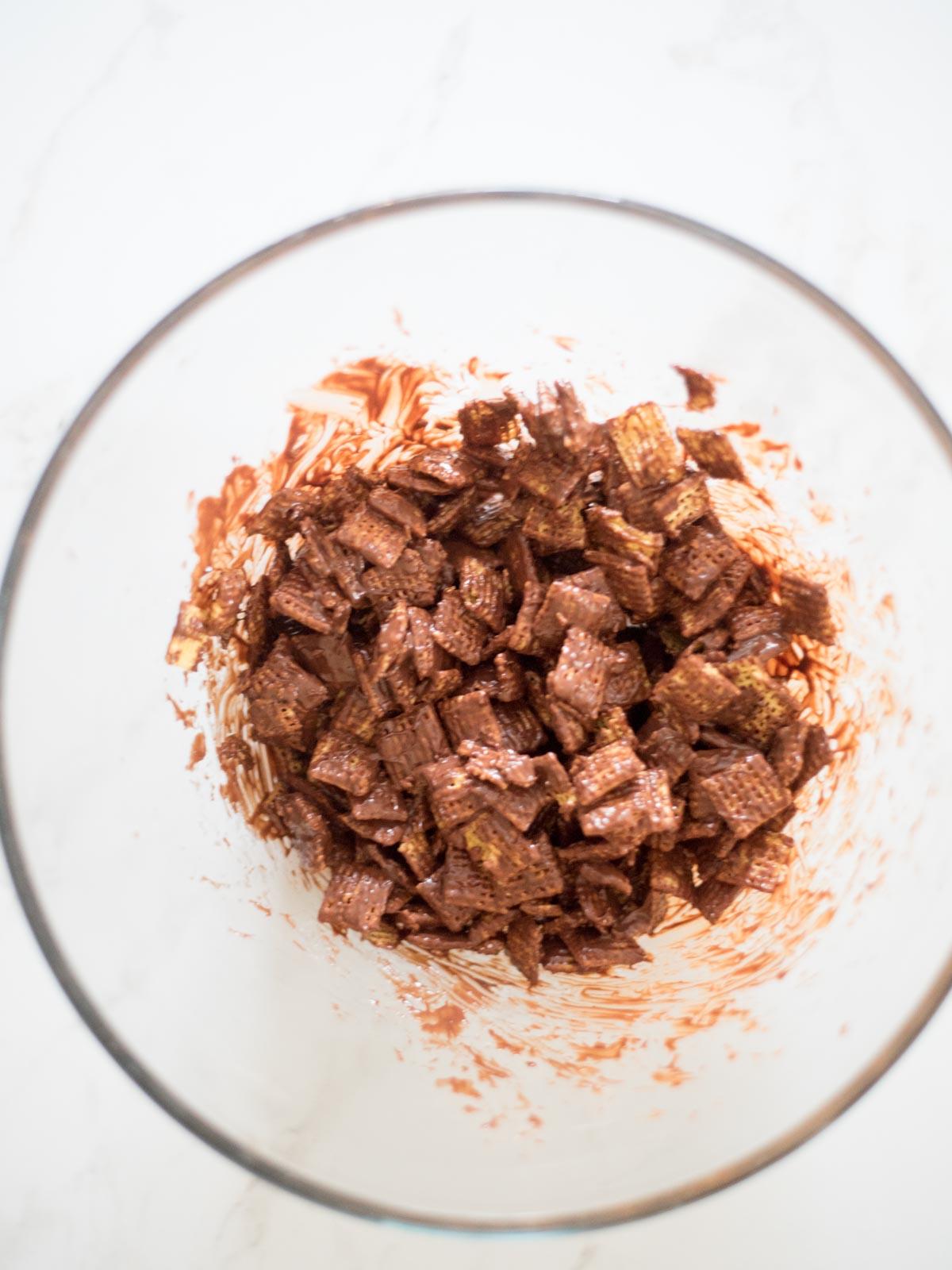 Miscela di cioccolato e burro d'arachidi che ricopre i cereali Chex