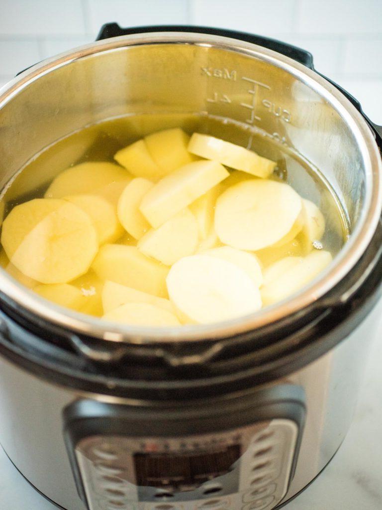 Purè di Patate nella Instant Pot alla Perfezione 6 patate affettate in acqua all'interno dell'instant pot