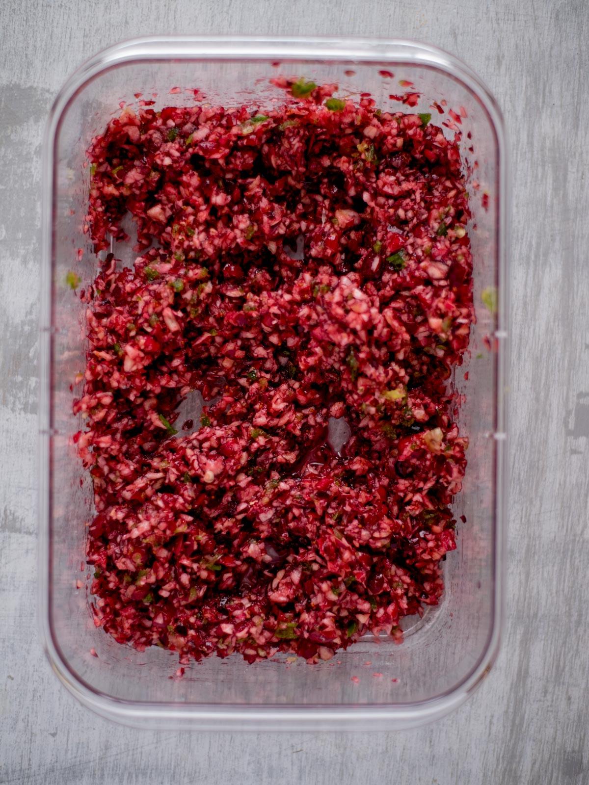 Salsa ai Mirtilli Rossi e Jalapeño 6 Diced cranberries in a dish.