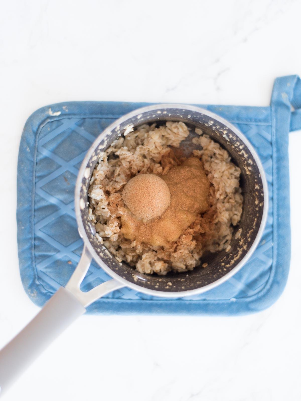 Ricetta di Porridge al Banana Bread 6 banana and brown sugar added to the saucepan