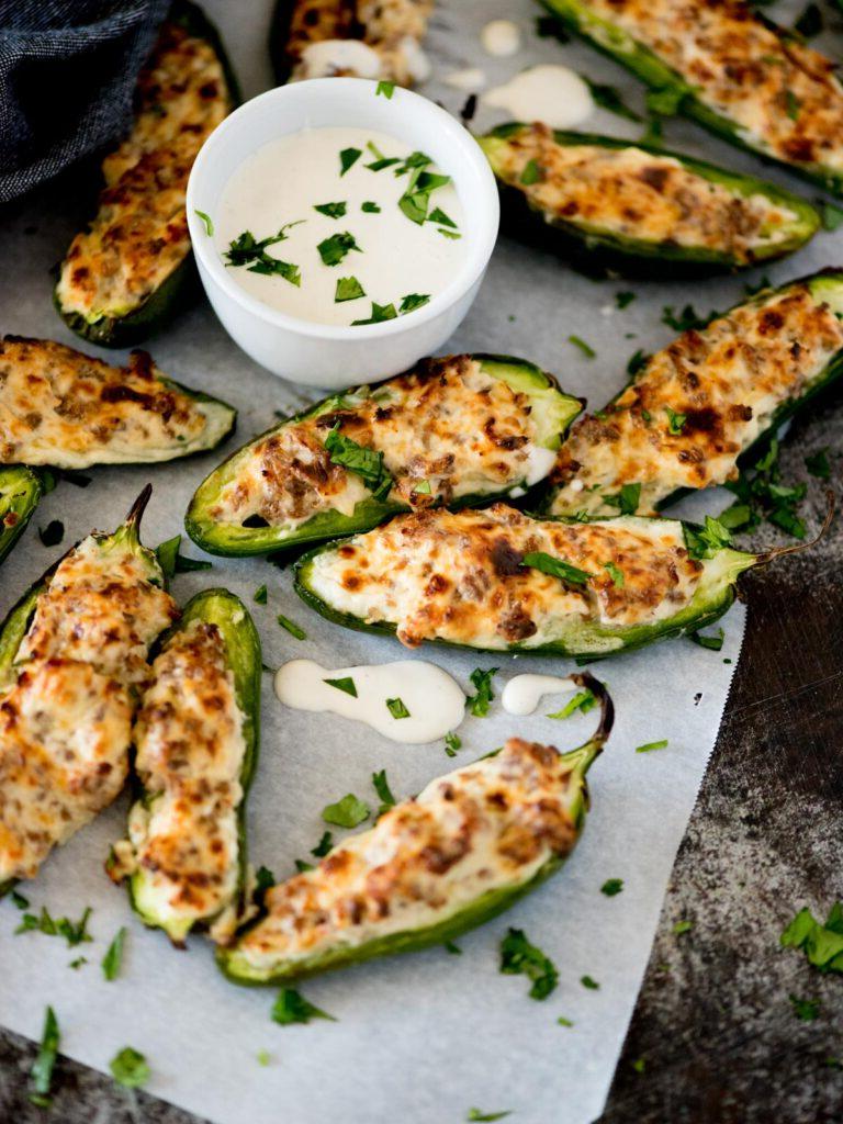 Facili Peperoncini Jalapeño Ripieni di Salsiccia al Forno 6 Peperoni Jalapeño Ripieni al Forno facili con salsa ranch e coriandolo