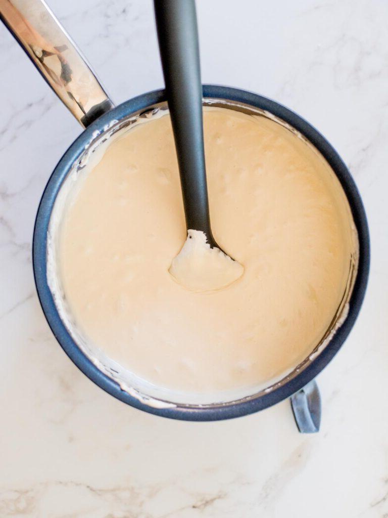 Ricetta Fudge alla Vaniglia – Liscio, Cremoso, Fatto in Casa 6 Fudge alla vaniglia in una casseruola prima di essere versato