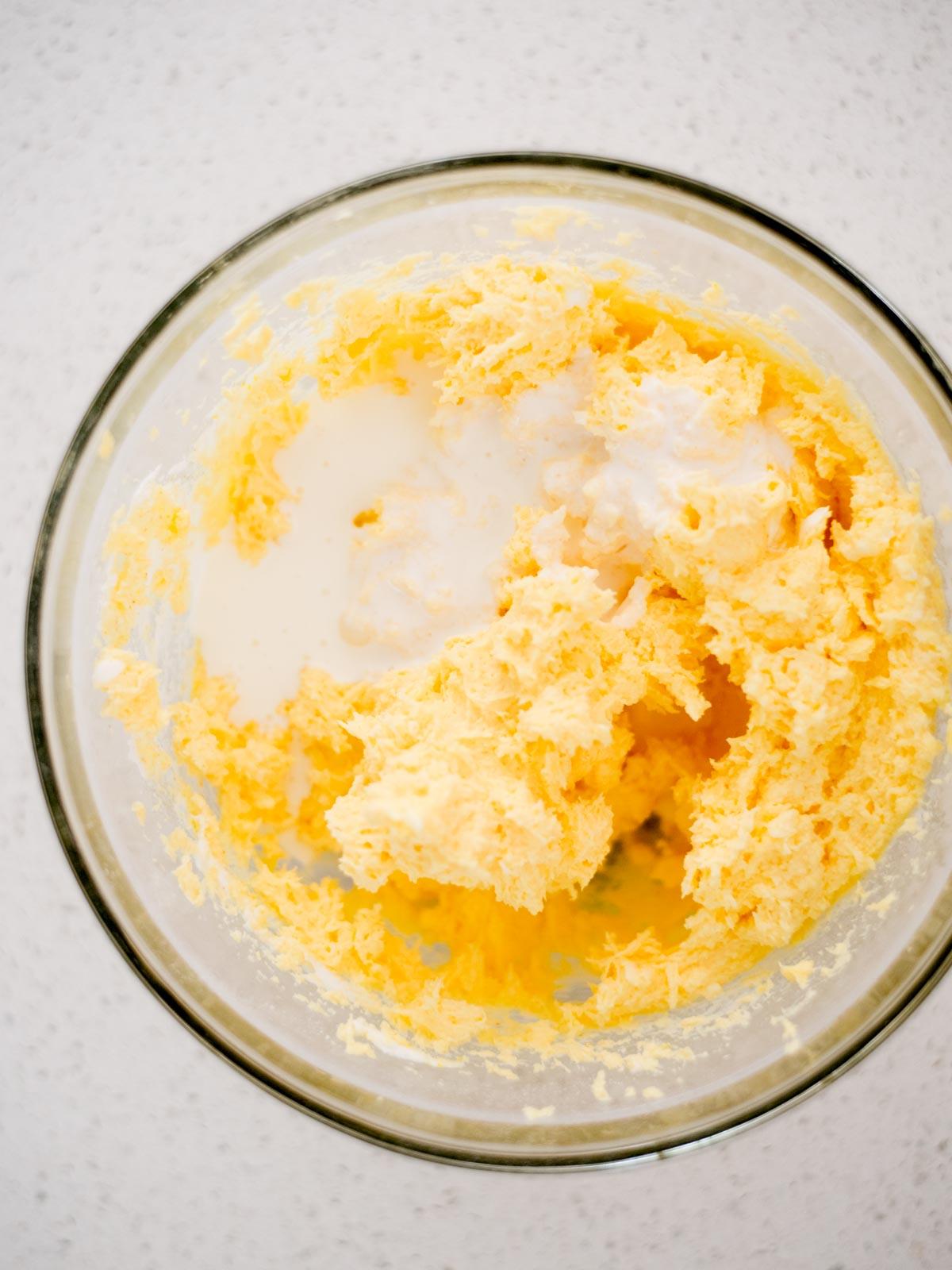 Crema allo Yogurt e Formaggio Spalmabile per Frutta 6 Panna da montare aggiunta alla ciotola di miscelazione durante la preparazione della crema dip
